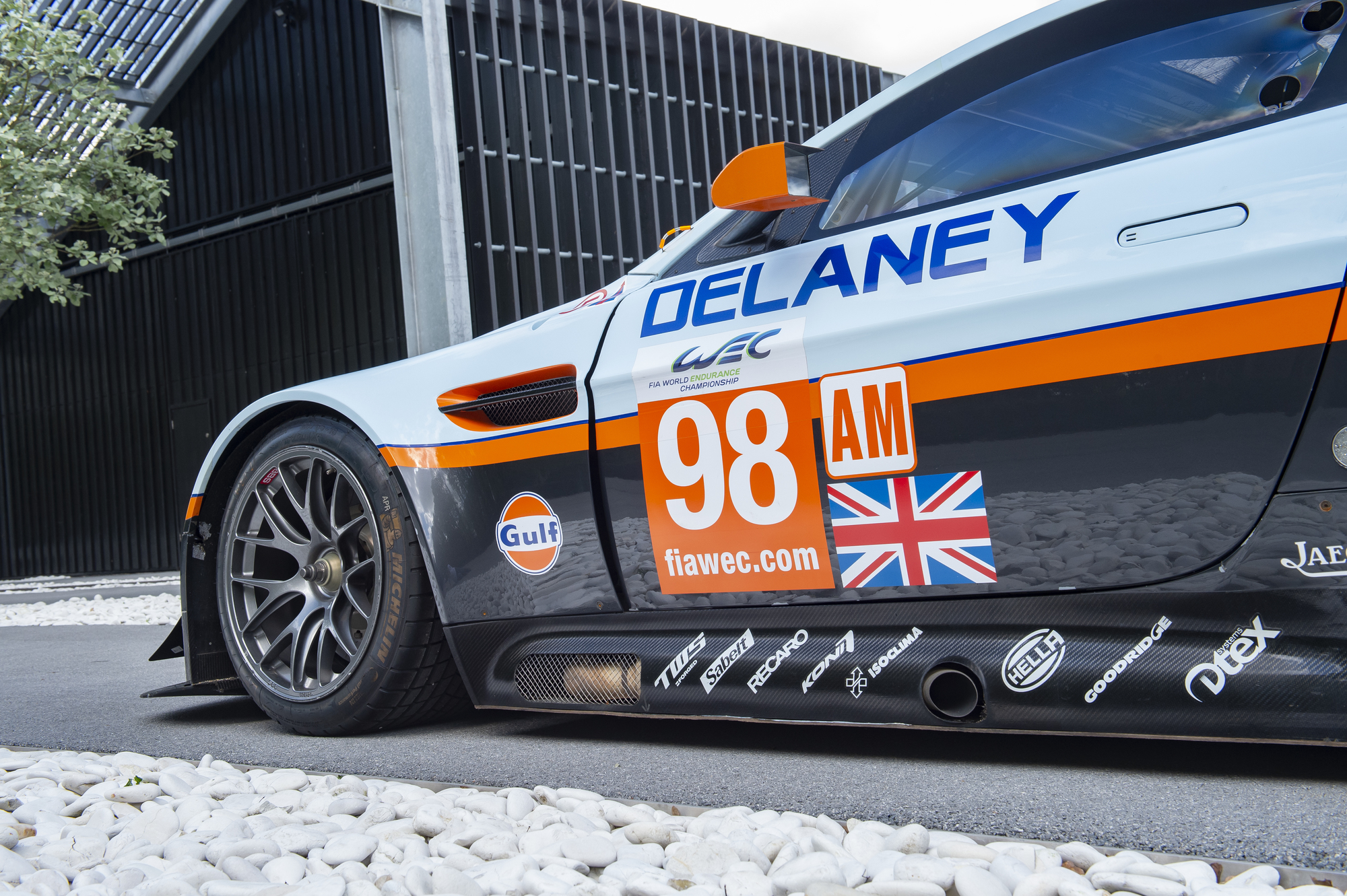 Aston Martin GT2 009.jpg